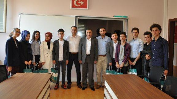 İlçemiz Sosyal Bilimler Lisesi öğrencileri Okul Müdürleri Bilal Yaşar KARTAL nezdinde İlçe Milli Eğitim Müdürlüğümüze makam ziyaretinde bulundular.
