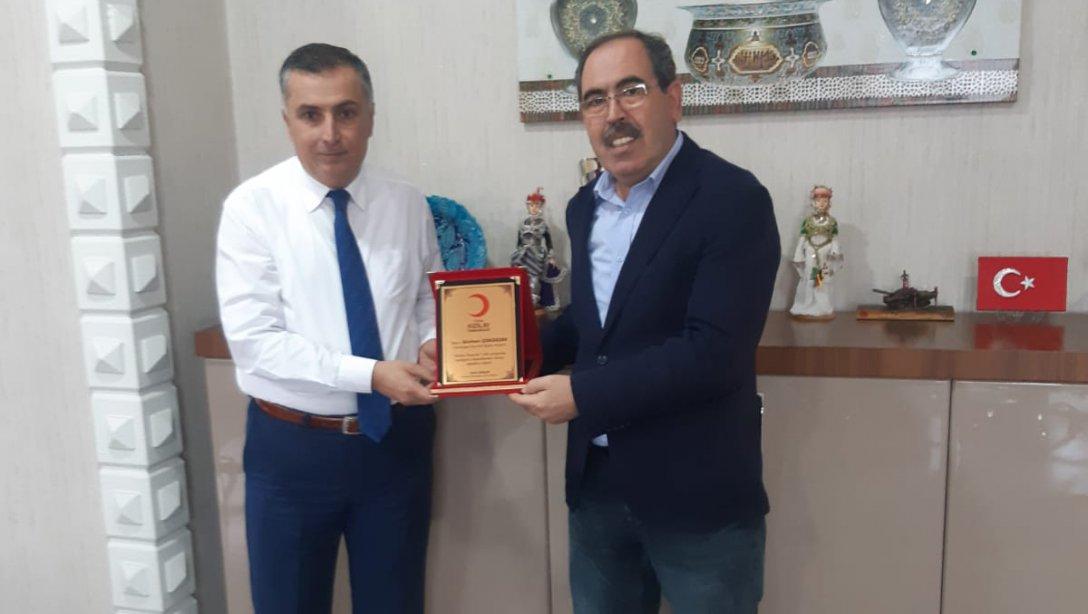  Kızılay Osmangazi Şube Başkanı Sn. Halil ATALAY' dan İlçe Milli Eğitim Müdürümüz Sn Gürhan ÇOKGEZER'e ziyaret