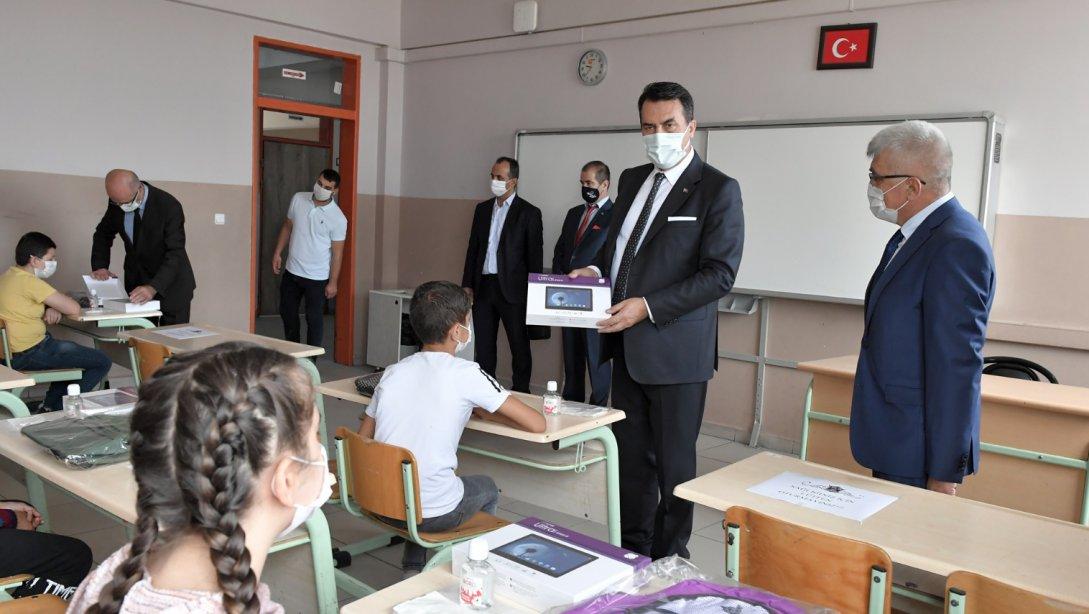 Osmangazi Belediye Başkanı Mustafa DÜNDAR İlçe Milli Eğitim Müdür V. Mustafa SAYIN ile birlikte Öğrencilere Tablet Dağıttı
