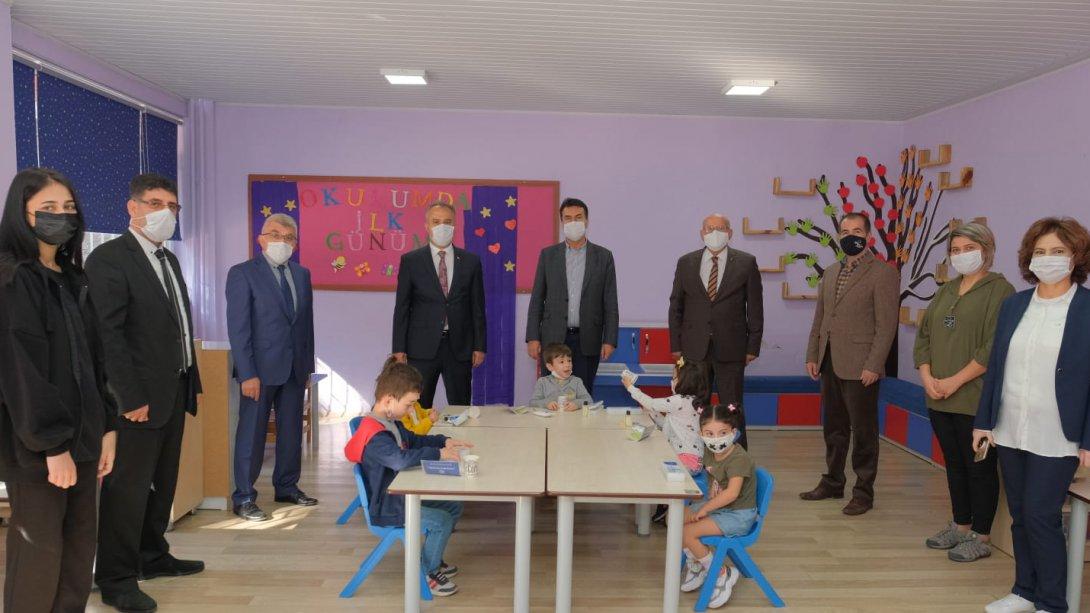 Bursa Büyükşehir Belediye Başkanlığı Boyama ve Temizlik Seti Dağıtımı 1. Murat İlkokulu ve Ortaokulunda Yapıldı