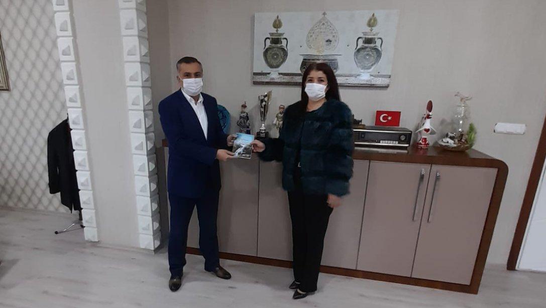 Ayşe Hafsa Sultan Anaokulu Müdürü İlçe Milli Eğitim Müdürü Gürhan ÇOKGEZER'i Ziyaret Ederek Kendi Yazdığı Kitabı Takdim Etti