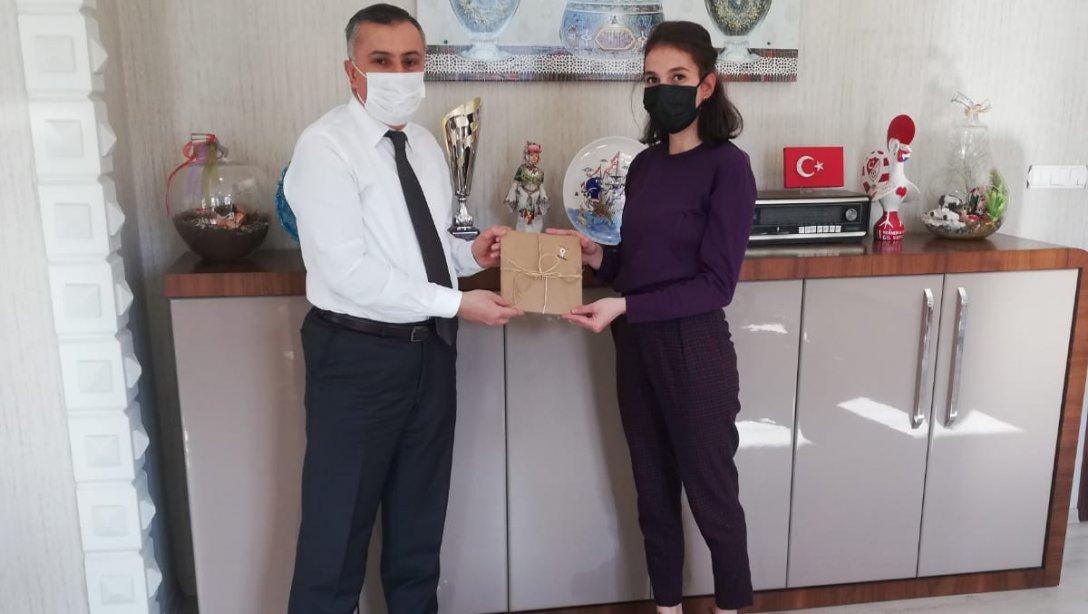 Şehit Taner Çobanoğlu Ortaokulu Öğretmeni İlçe Milli Eğitim Müdürü Gürhan ÇOKGEZER'i Ziyaret Ederek Kitabını Takdim Etti