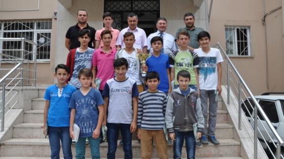 Osmangazi Ahmet Çabuk Ortaokulunun Şampiyon Sporcularından Milli Eğitim Müdürü Çokgezer´e Anlamlı Ziyaret