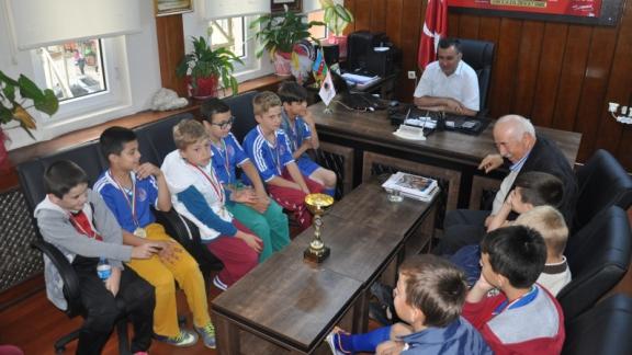 Tarık Çevikel İlkokulu 4.Sınıflar Futbol Şampiyonları İlçe Milli Eğitim Müdürümüzü ziyaret ettiler