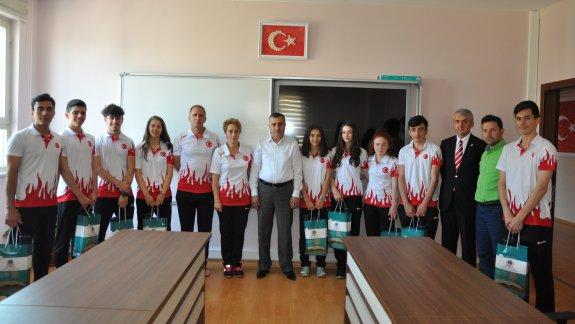  Dünya Liselerarası Badminton Şampiyonasında İlçemizi gururlandıran Tophane Mesleki ve Teknik Anadolu Lisesi öğrencilerinden İlçe Milli Eğitim Müdürümüze Ziyaret