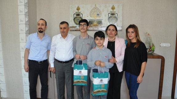 NİF Matematik Olimpiyatları Yarışmasında Bursa birincisi olan Bisaş Ortaokulu öğrencilerinden İlçe Milli Eğitim Müdürümüz Sn. Gürhan ÇOKGEZERe Ziyaret.