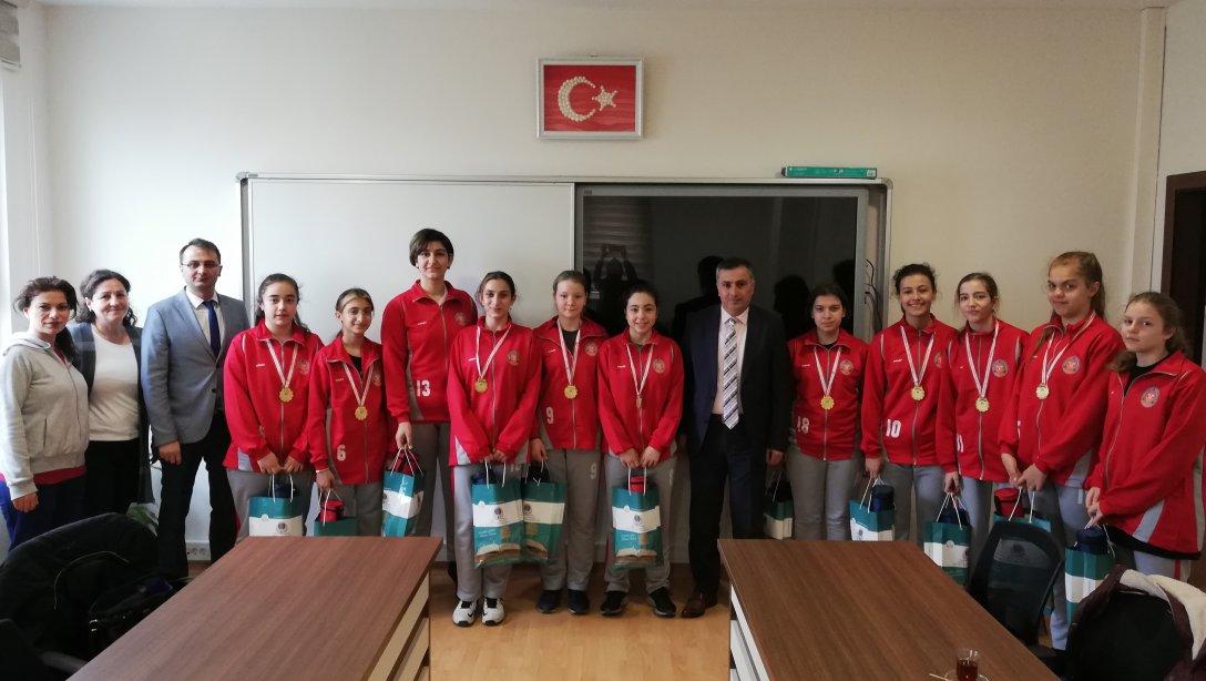 Yıldız Kızlar Basketbol Takımı Bursa Birincisi Hocailyas Ortaokulu Öğrencilerinden İlçe Milli Eğitim Müdürümüz Sn. Gürhan ÇOKGEZERe Ziyaret