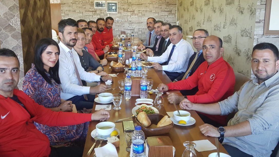 Portekiz´deki Futbol Turnuvasından Dönen Takımımız İlçe Milli Eğitim Müdürümüz Gürhan ÇOKGEZER´in Davetlisi Olarak Yemeğe Katıldılar