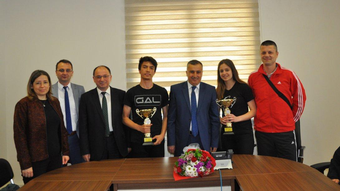 Gazi Anadolu Lisesi 2. Küme Kızlar Voleybol Takımı ve 2. Küme Erkekler Basketbol Takımı Osmangazi İlçe Birincisi ve Bursa Şampiyonu Olan Öğrenciler Ödüllendirildi  