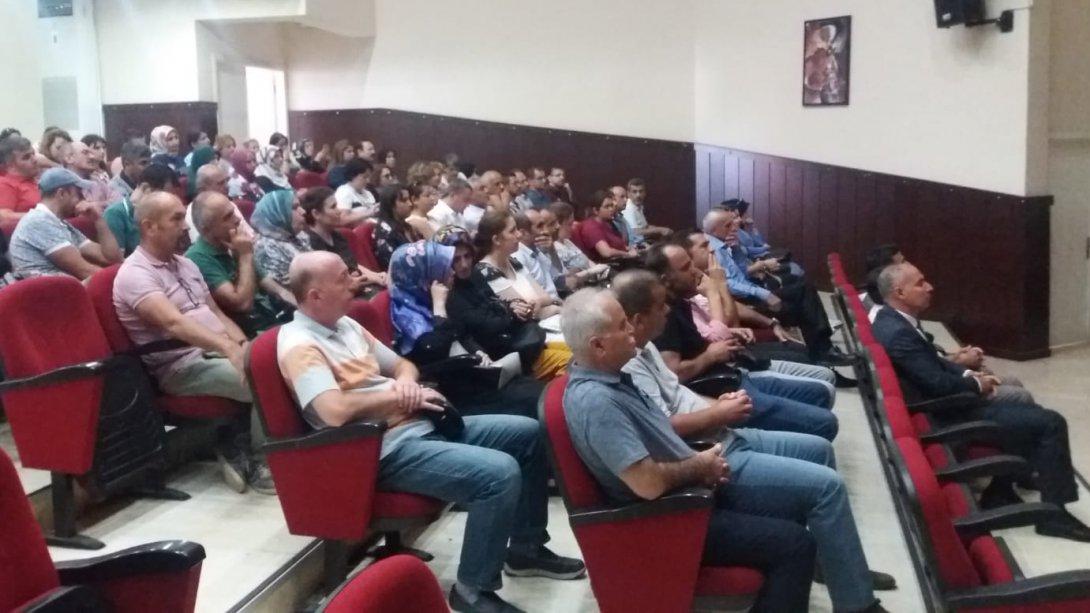 İlçe Milli Eğitim Müdürlüğünün 'Osmanlıdan 15 Temmuz 2016'ya  Askeri Darbeler ve Demokratik Hayata Etkileri'' semineri Oğuz Kağan Köksal toplantı salonunda yapıldı.