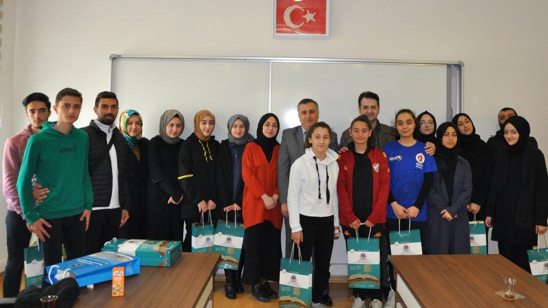 Nizam Karasu Anadolu İmam Hatip Lisesinin Şampiyon Öğrencileri  İlçe Milli Eğitim Müdürümüz Sayın Gürhan ÇOKGEZER' i Ziyaret Ederek Plaketlerini Aldılar.